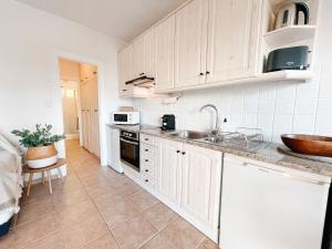 A kitchen or kitchenette at A un paso de la playa con piscina privada