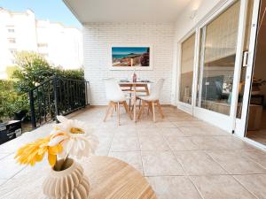 A balcony or terrace at A un paso de la playa con piscina privada