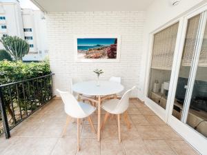 A balcony or terrace at A un paso de la playa con piscina privada
