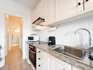 A kitchen or kitchenette at A un paso de la playa con piscina privada