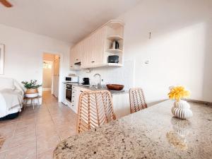 A kitchen or kitchenette at A un paso de la playa con piscina privada