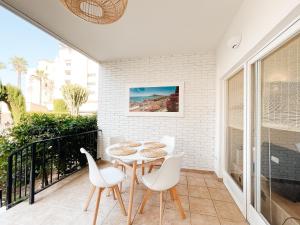A balcony or terrace at A un paso de la playa con piscina privada