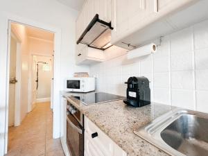 A kitchen or kitchenette at A un paso de la playa con piscina privada
