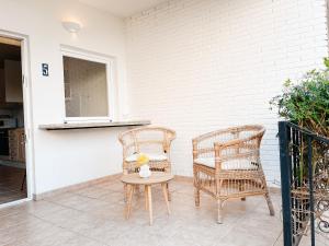 A balcony or terrace at A un paso de la playa con piscina privada