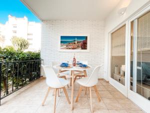 A balcony or terrace at A un paso de la playa con piscina privada