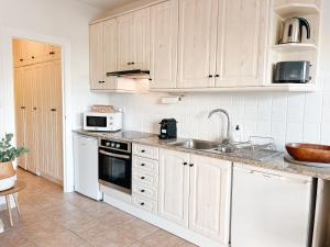 A kitchen or kitchenette at A un paso de la playa con piscina privada