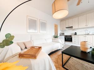 A kitchen or kitchenette at A un paso de la playa con piscina privada