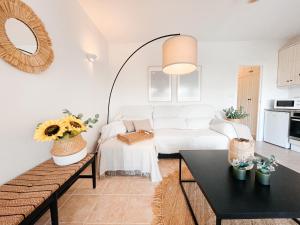 A kitchen or kitchenette at A un paso de la playa con piscina privada