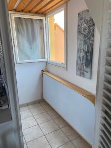 Photo de la galerie de l'établissement Joli appartement mezzanine avec parking et wifi La Roquille, au Cap d'Agde