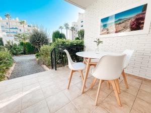 A balcony or terrace at A un paso de la playa con piscina privada
