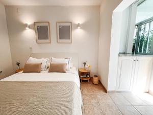 A bed or beds in a room at A un paso de la playa con piscina privada