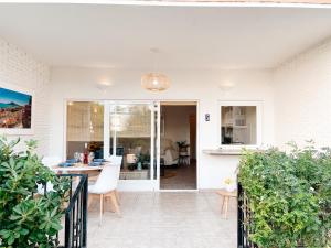 A balcony or terrace at A un paso de la playa con piscina privada