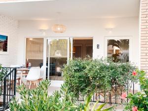 A garden outside A un paso de la playa con piscina privada