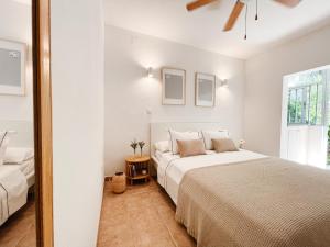 A bed or beds in a room at A un paso de la playa con piscina privada