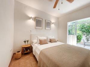 A bed or beds in a room at A un paso de la playa con piscina privada