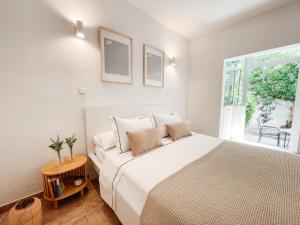 A bed or beds in a room at A un paso de la playa con piscina privada