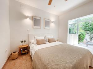 A bed or beds in a room at A un paso de la playa con piscina privada
