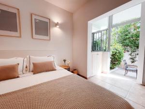 A bed or beds in a room at A un paso de la playa con piscina privada