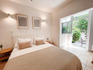 A bed or beds in a room at A un paso de la playa con piscina privada