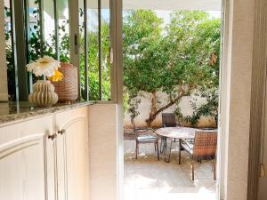 A garden outside A un paso de la playa con piscina privada