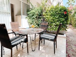 A garden outside A un paso de la playa con piscina privada