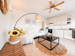 A kitchen or kitchenette at A un paso de la playa con piscina privada
