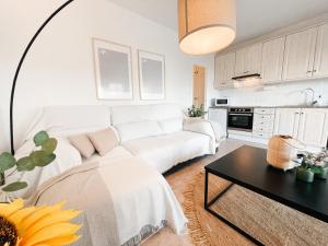 A kitchen or kitchenette at A un paso de la playa con piscina privada