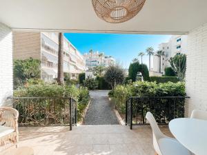 A garden outside A un paso de la playa con piscina privada