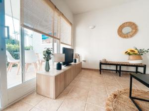 A television and/or entertainment centre at A un paso de la playa con piscina privada