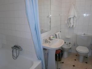 ein Badezimmer mit Waschbecken, Toilette und Badewanne in der Unterkunft Hostal Residencia Avenida in Cuenca