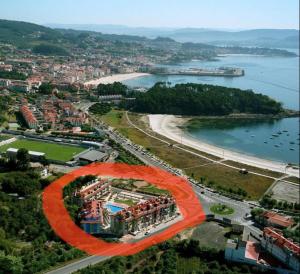 z góry widok na miasto i rzekę w obiekcie RESIDENCIAL ILLAS ATLANTICAS en SANXENXO w mieście Portonovo