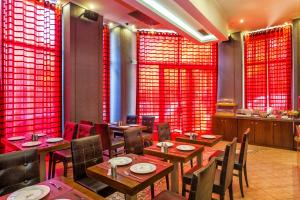 A restaurant or other place to eat at Egnatia Hotel