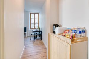A kitchen or kitchenette at Simply'Compans Appart Centre ville