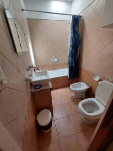 La petite salle de bains est pourvue de toilettes et d'un lavabo. dans l'établissement Chenille House HOSTAL con jardín y AC, à Munro