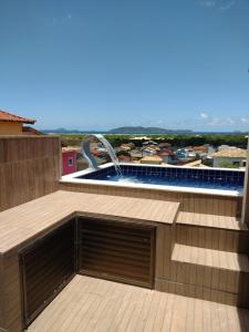 una piscina en la azotea de un edificio en Linda vista para o mar, en Cabo Frío