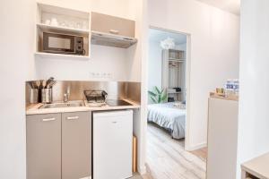 A kitchen or kitchenette at Simply'Compans Appart Centre ville