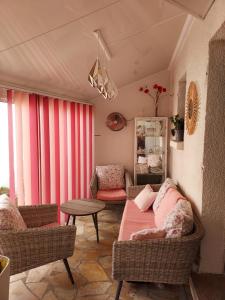 - un salon avec un lit, des chaises et une table dans l'établissement belle Chambre avec sa salle de bain privée, à Marseillan