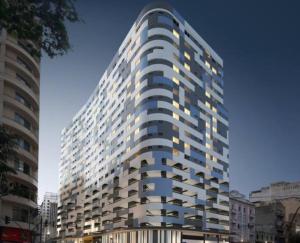 a tall building with lights on in a city at Flat Centro de São Paulo in Sao Paulo