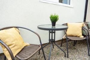 una mesa y sillas con una maceta en un patio en Air Host and Stay - Cedar House - sleeps 7, parking, 8 mins to city, en Liverpool