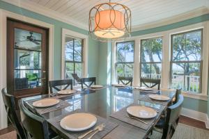 棕榈岛Sea Dream的一间有桌椅和窗户的餐厅