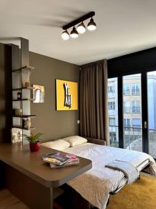 - une chambre avec un bureau, un lit et une table dans l'établissement Riva 22, à Lugano