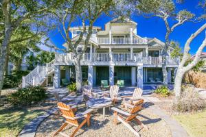 棕榈岛Sea Dream的房屋前设有椅子和桌子