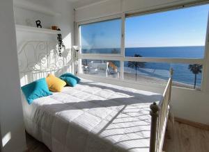sypialnia z łóżkiem i widokiem na ocean w obiekcie Estudio con increíbles vistas. w mieście Cabopino