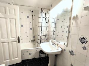 W łazience znajduje się umywalka, prysznic i wanna. w obiekcie Estudio con increíbles vistas. w mieście Cabopino +27 zdjęć