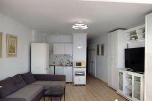 salon z kanapą i kuchnią w obiekcie Estudio con increíbles vistas. w mieście Cabopino