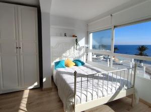 sypialnia z łóżkiem i widokiem na ocean w obiekcie Estudio con increíbles vistas. w mieście Cabopino