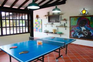 una mesa de ping pong en una habitación con una pintura en Finca Villa Sofia, en El Peñol