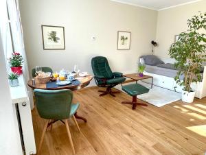 a living room with a table and chairs and a bed at zentrumsnahe Leipzig-Apartments, nahe UFZ und BMW inkl Parkplatz und Fahrräder in Leipzig