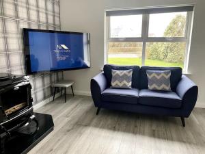 TV a/nebo společenská místnost v ubytování Téach Cara - 5 Bedroom - Culdaff