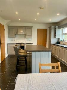 Kuchyň nebo kuchyňský kout v ubytování Téach Cara - 5 Bedroom - Culdaff + 23 fotografií